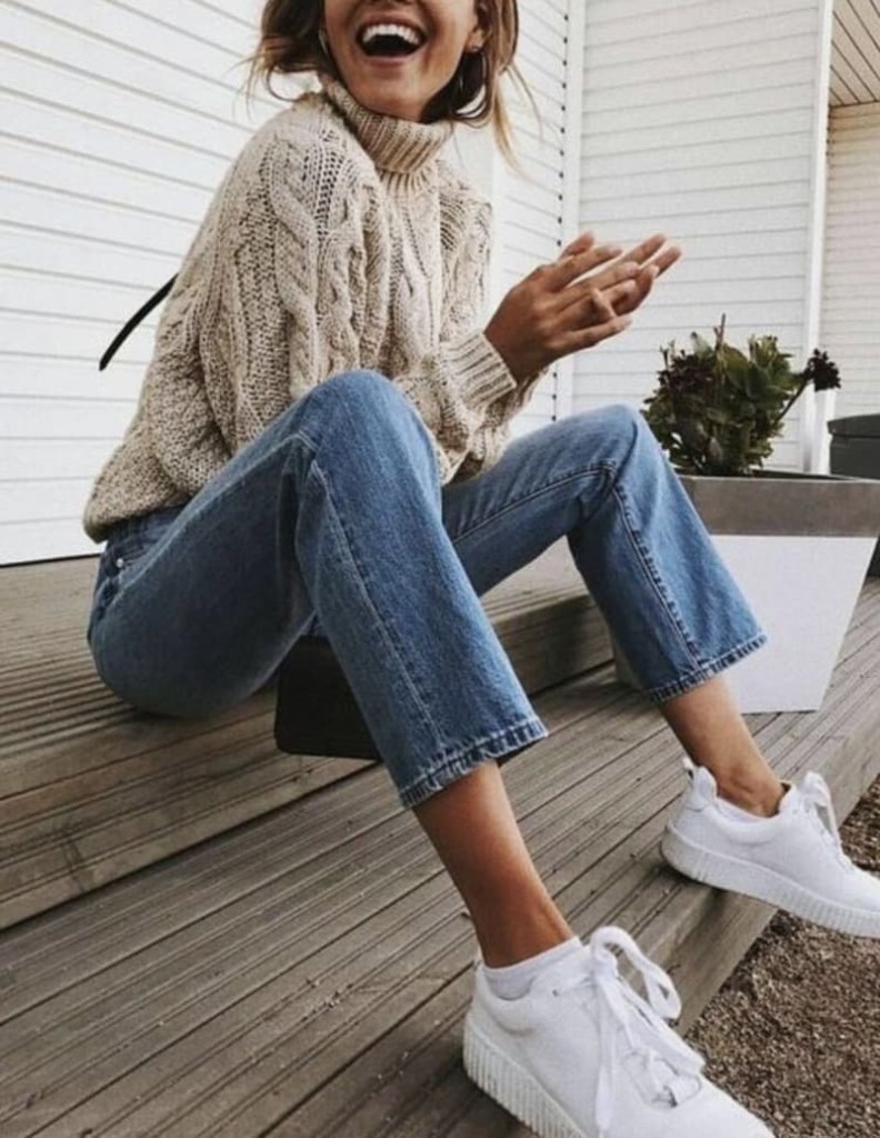 sneakers jeans outfit