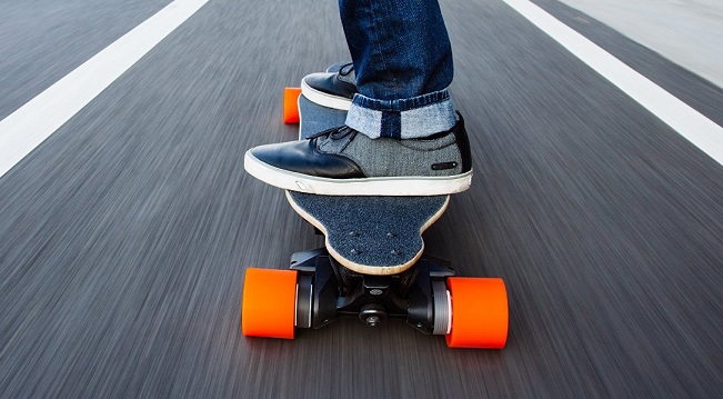 guy skating e-board