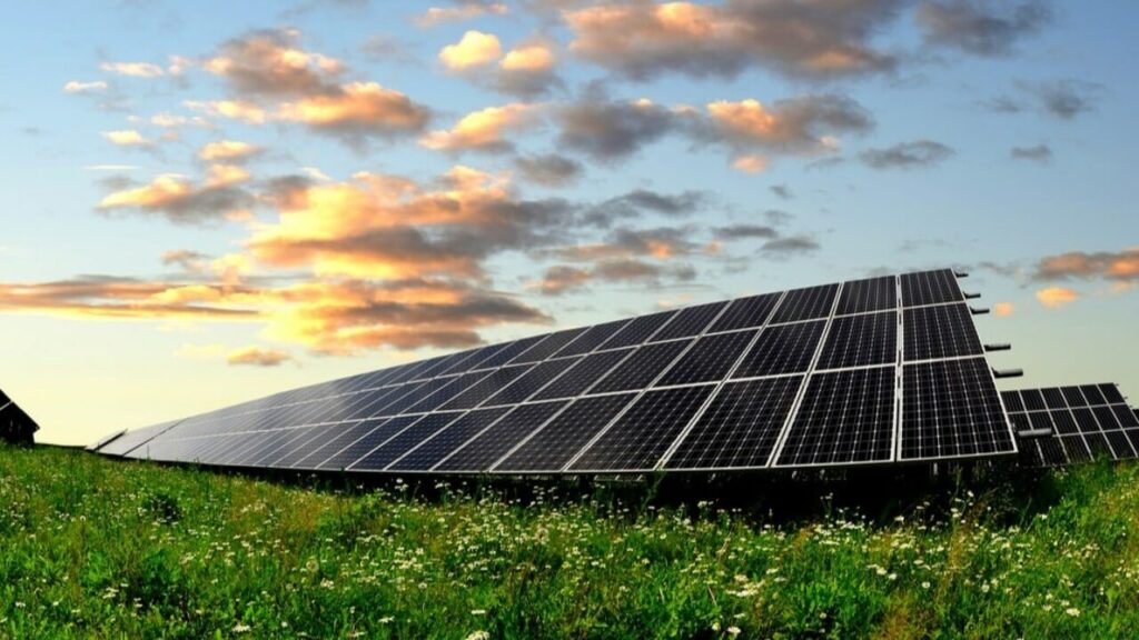 solar power help environment