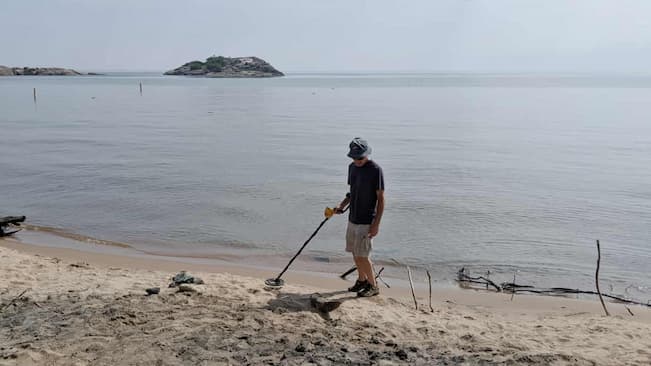 Metal detector for beach