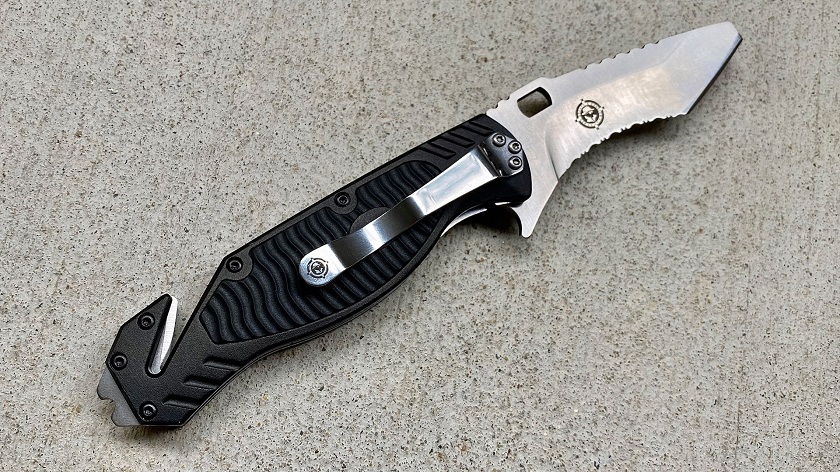 rescue knife with a shroud cutter