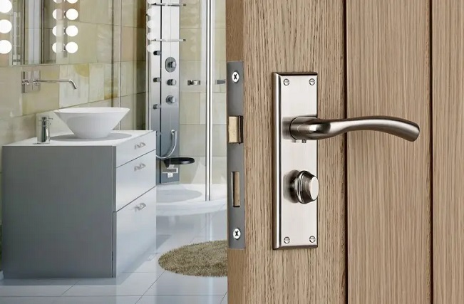 Lever door lock with locking mechanism