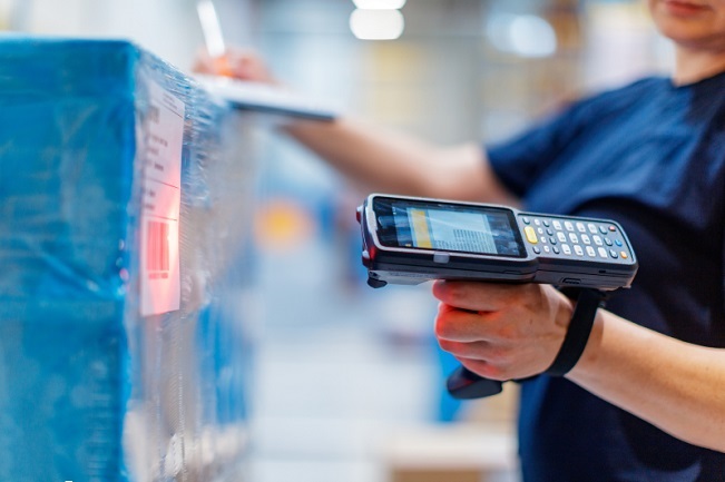 man using wireless barcode scanner